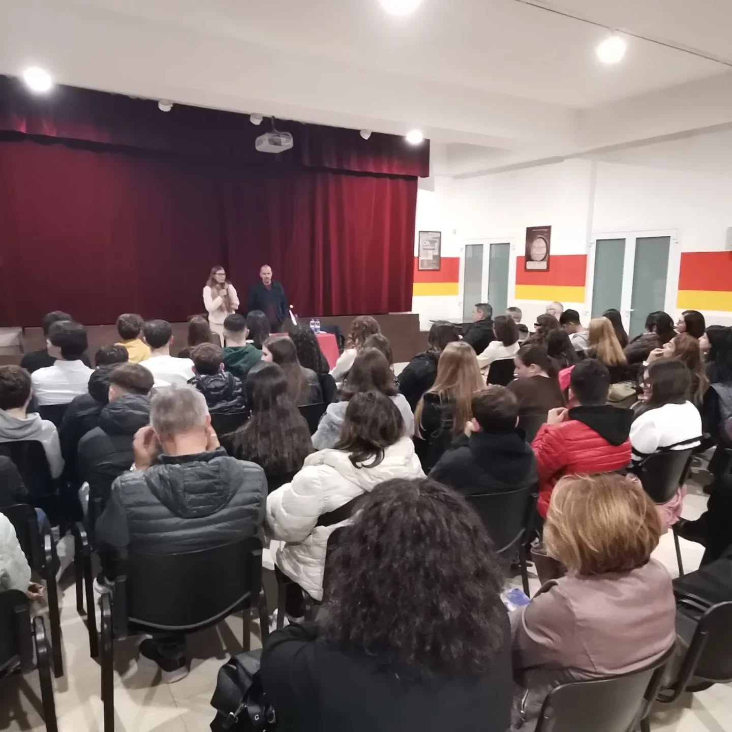 Un incontro divulgativo con il pubblico in sala