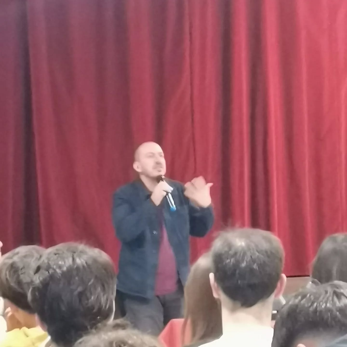 Il Dott. Gilberto Attanasi parla davanti a un pubblico